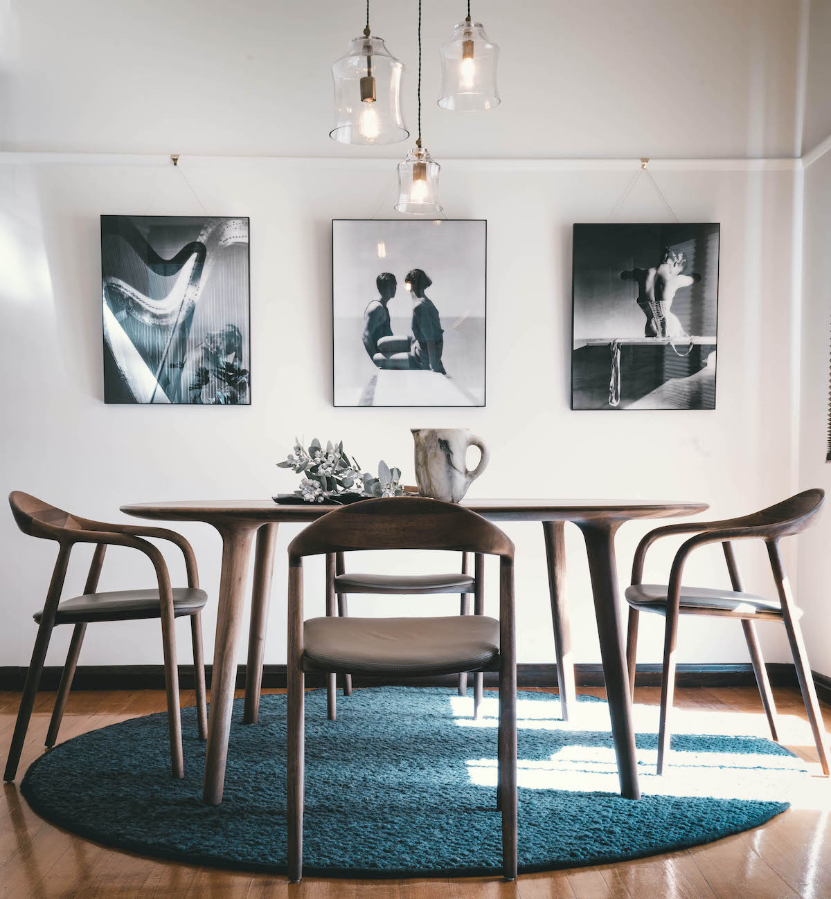 Moderná jedáleň s dizajnovými drevenými stoličkami