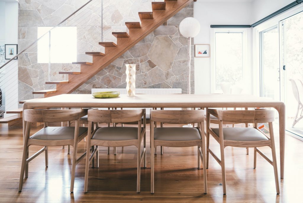 Moderná jedáleň s dizajnovými drevenými stoličkami