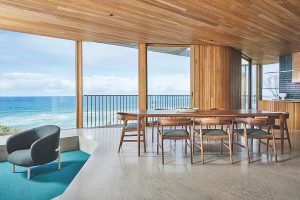 Plážový dom s dizajnovými drevenými stoličkami