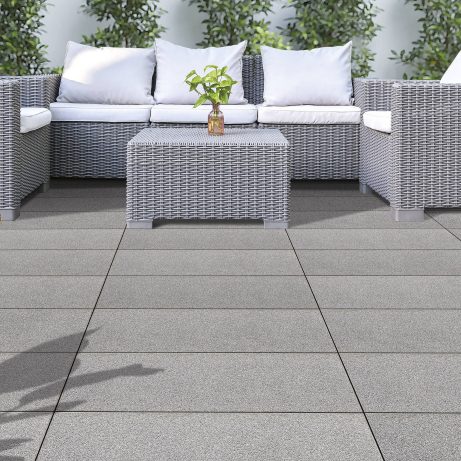 Sivá dlažba na terase s pohodlným sedením
