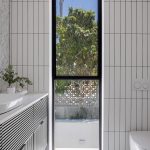 Kúpeľňa s veľkým presklením a minimalistickým dizajnovým interiérom