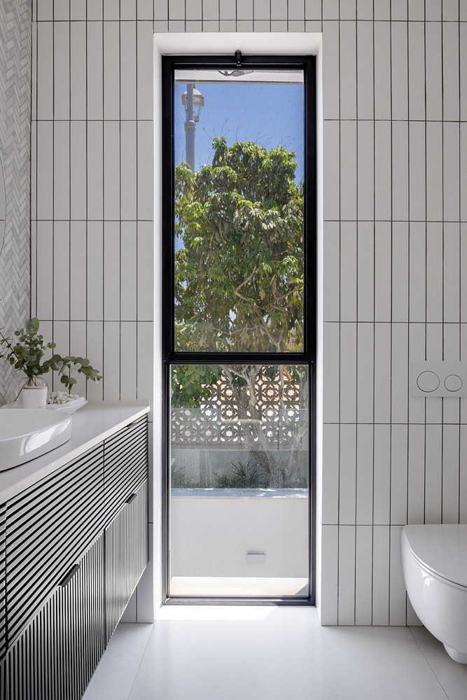 Kúpeľňa s veľkým presklením a minimalistickým dizajnovým interiérom