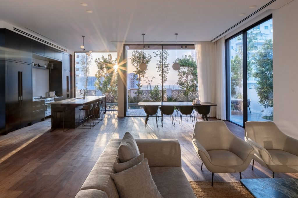 Moderný rodinný dom s veľkým presklením a minimalistickým dizajnovým interiérom