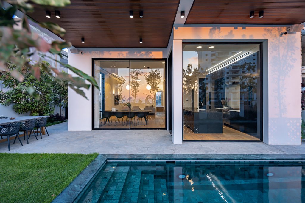 Moderný rodinný dom s veľkým presklením a bazénom