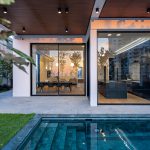 Moderný rodinný dom s veľkým presklením a bazénom