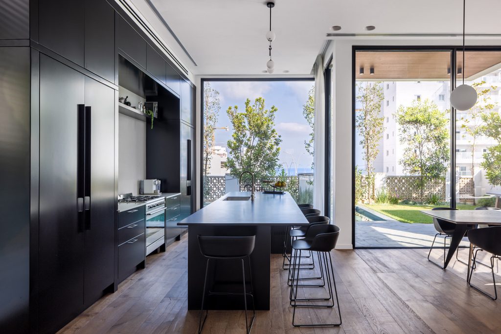 Moderný rodinný dom s veľkým presklením a minimalistickým dizajnovým interiérom