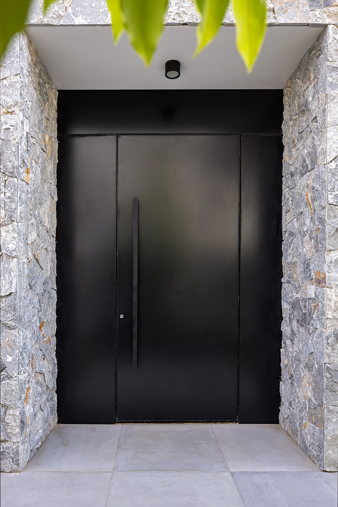 Čierne moderné vchodové dvere
