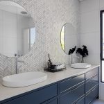 Tmavomodrá kúpeľňa so sivou mozaikovou stenou