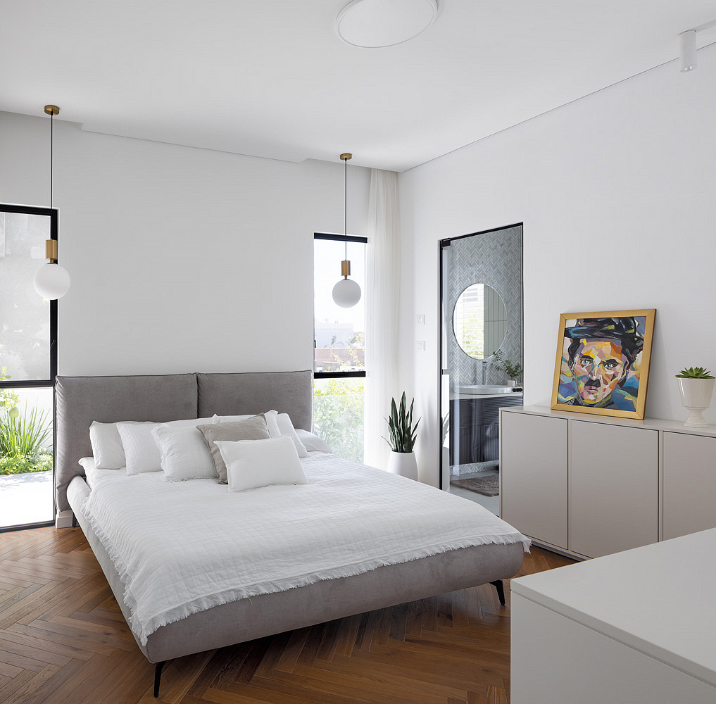 Spálňa s veľkým presklením a minimalistickým dizajnovým interiérom