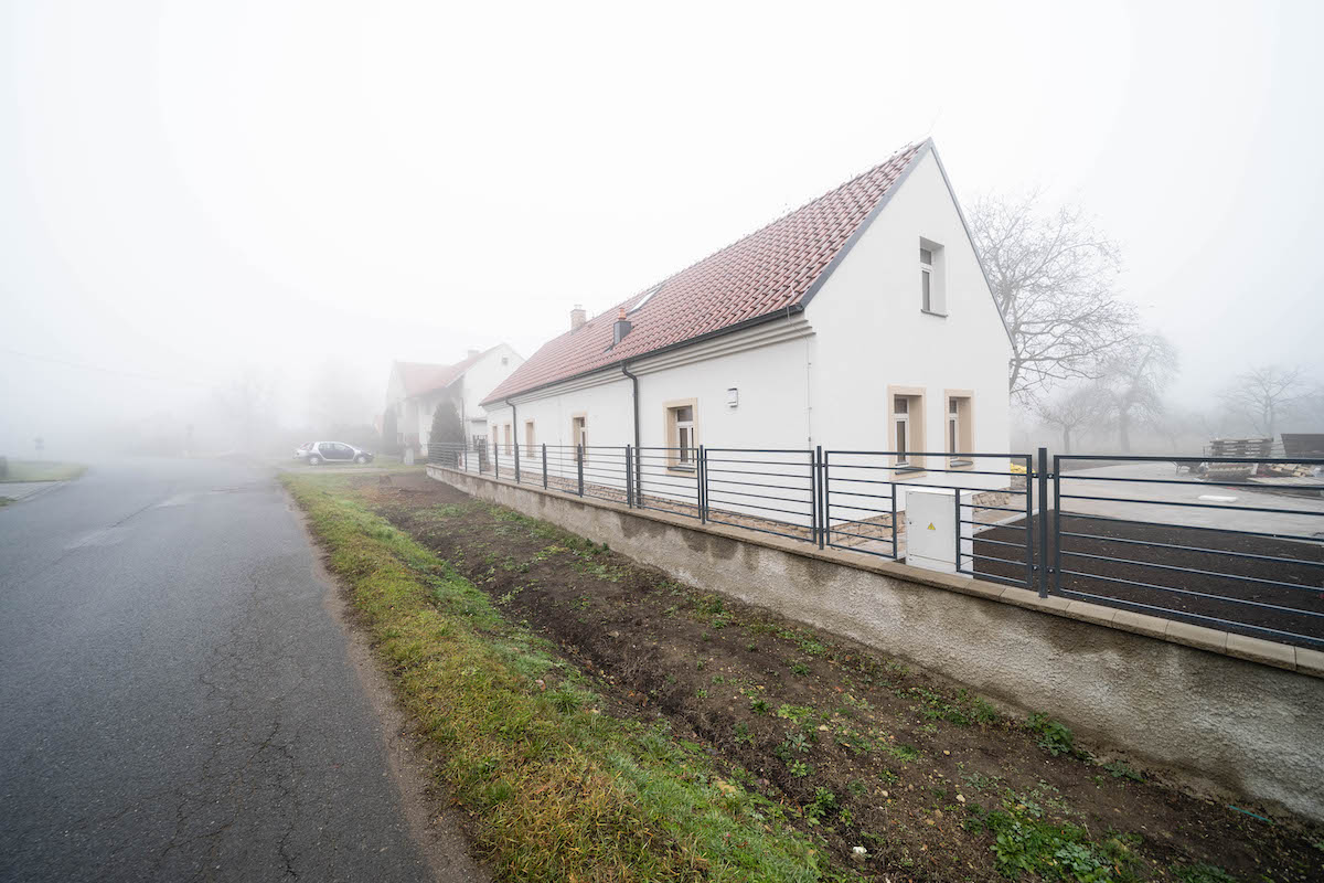 Napriek tomu, že ide o novostavbu, nesie črty pôvodnej stavby.