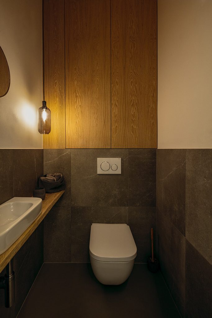 Toaleta sivo hnedá s dizajnovým svietidlom