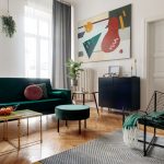 Luxusný moderný interiér s farebným obrazom
