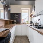 Moderná malá kuchyňa do U s drevenou doskou