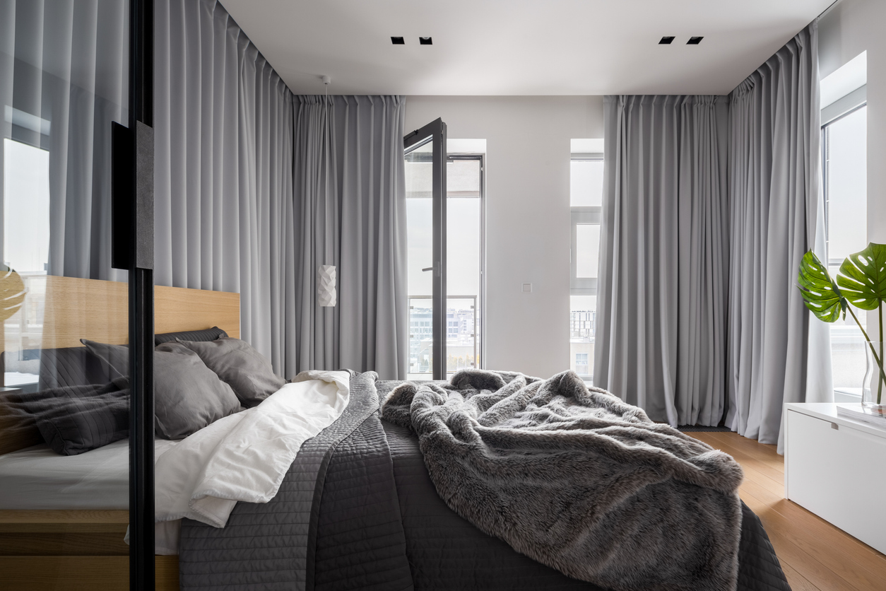 Luxusná spálňa so závesom v sivej
