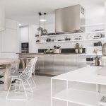 Bielo kovová moderná kuchyňa
