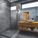 Sivohnedá moderná kúpeľňa so sprchovacím kútom