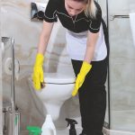 Žena umýva wc