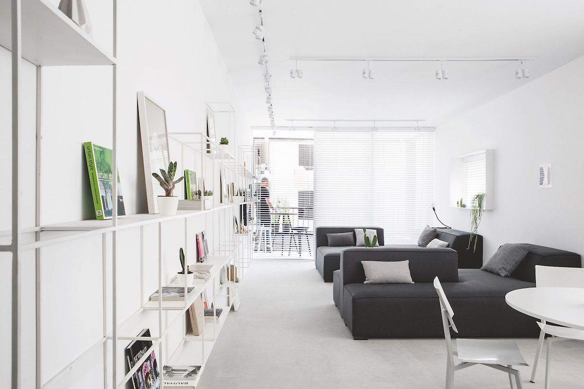 Biela priestranná obývačka s grafitovým gaučom