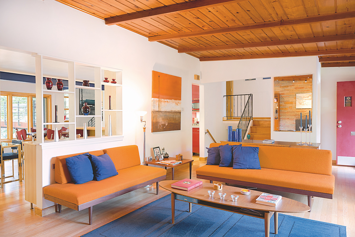 Farebná obývačka s oranžovými gaučami