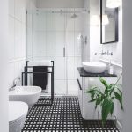 Čiernobiela moderná kúpeľňa
