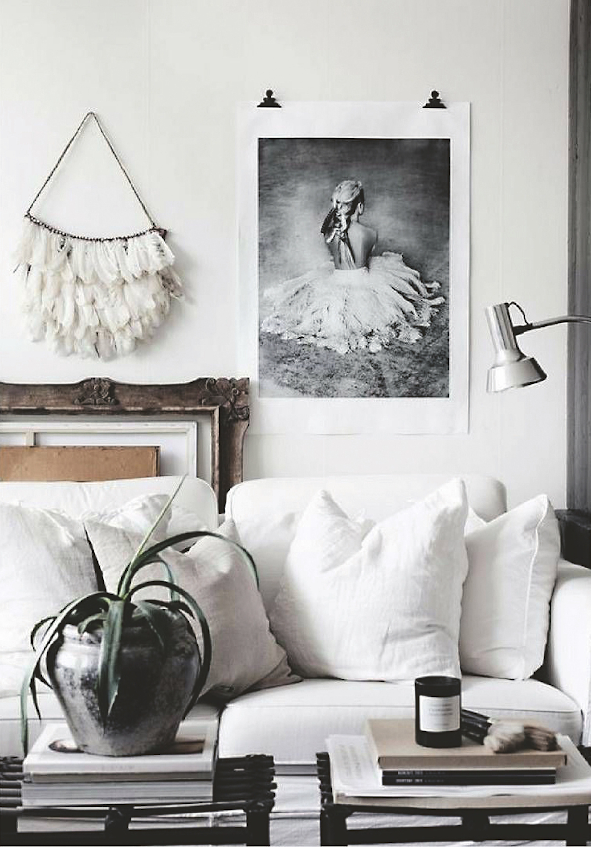 Biela obývačka s čiernobielou fotografiou a kvetom