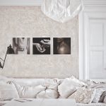 Bielo béžová obývačka s čb foto a zaujímavým lustrom