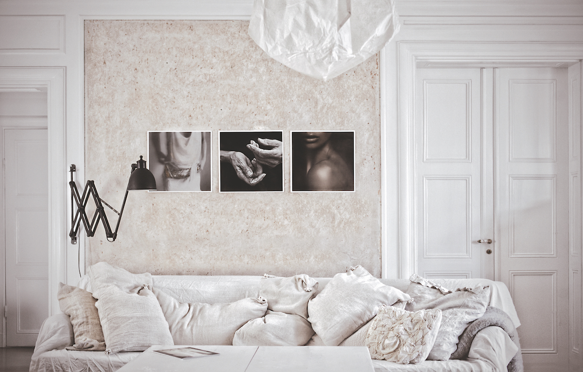 Bielo béžová obývačka s čb foto a zaujímavým lustrom