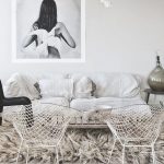 Bielo béžová obývačka s čiernobielym obrazom a čiernou stoličkou