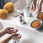 Žena si umýva ruky v modernej kúpeľni