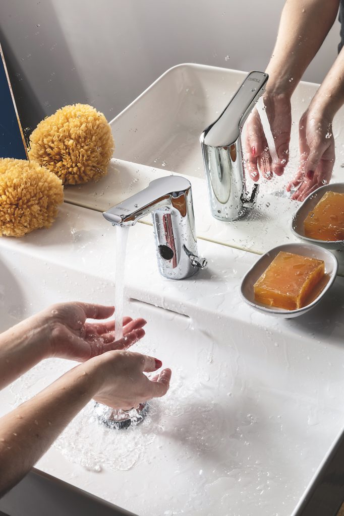 Žena si umýva ruky v modernej kúpeľni