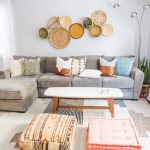 Zemitá obývačka s farebnými vankúšmi
