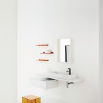 Moderná minimalistická polička v kúpeľni