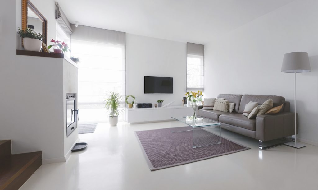 Obývačka so skleneným stolíkom a koženou sedačkou