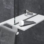 Moderná minimalistická polička v sprche
