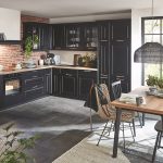 Čierna moderná dizajnová kuchyňa s drevom