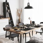 Čiernobiela moderná dizajnová jedáleň s drevom