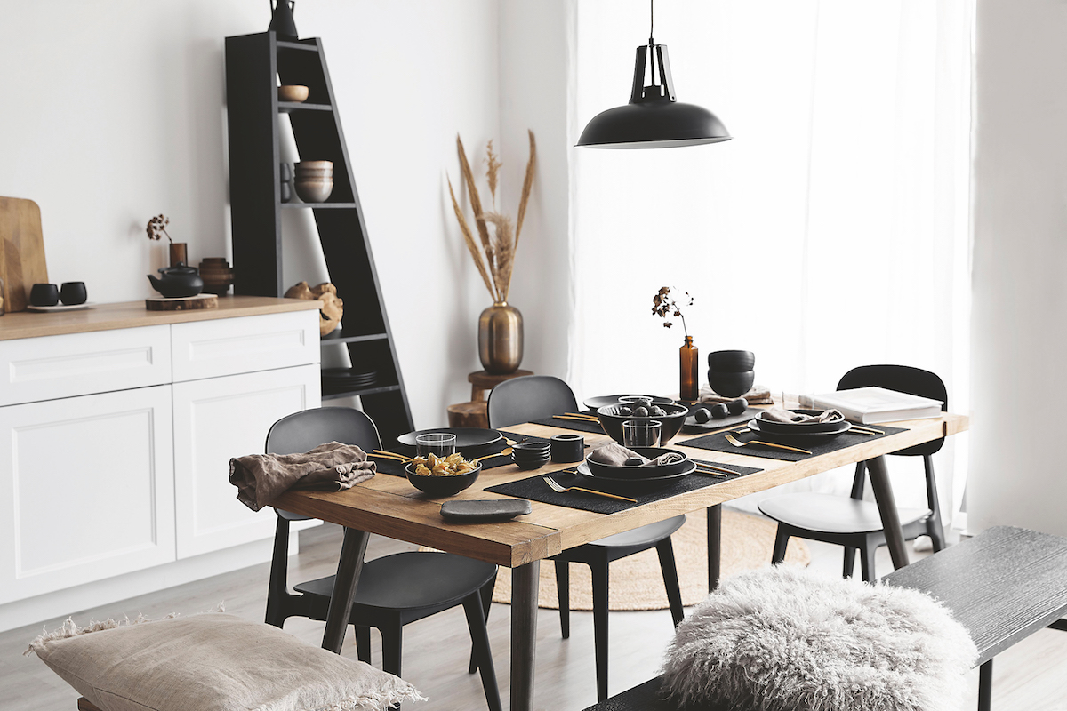Čiernobiela moderná dizajnová jedáleň s drevom