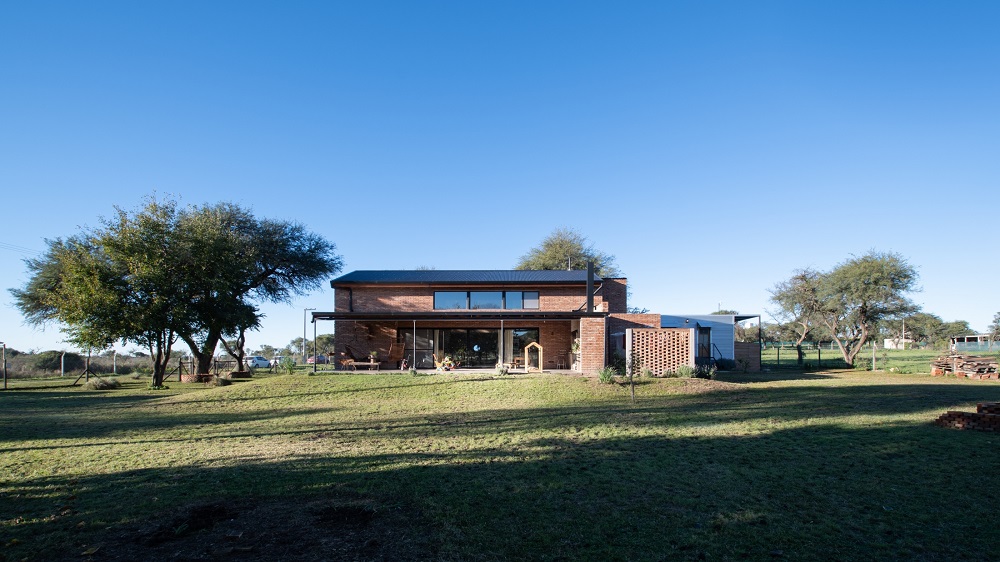 Moderný tehlový dom na vidieku