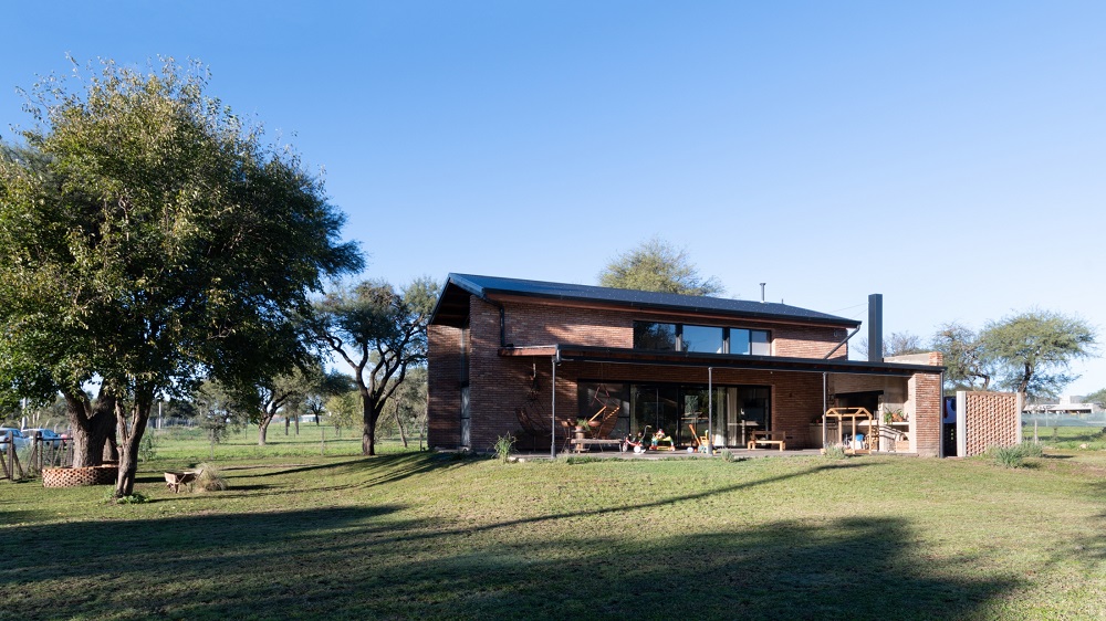 Moderný tehlový dom na vidieku