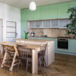 Starší rekonštruovaný byt v modernom prevedení s mentolovou kuchyňou