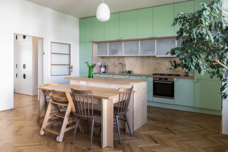 Farebný, veselý a vzdušný byt, ktorému dominuje mentolová kuchyňa