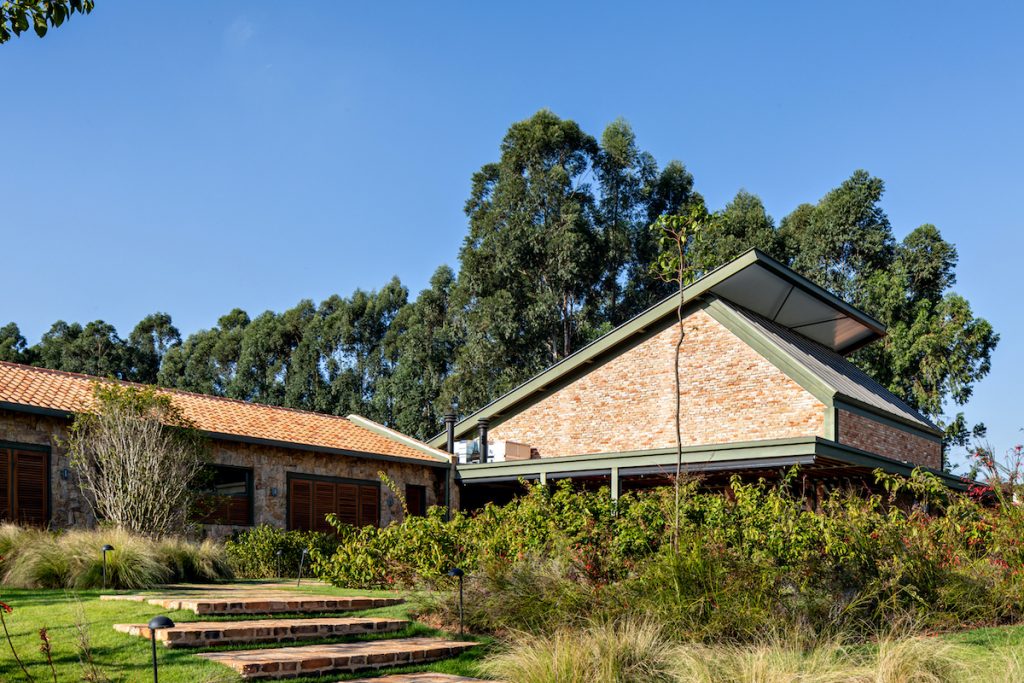 dom s unikátnym vidieckym interiérom s nádychom industriálu a presklenou strechou