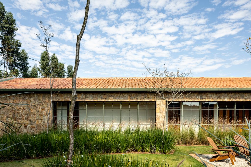 dom s unikátnym vidieckym interiérom s nádychom industriálu a presklenou strechou