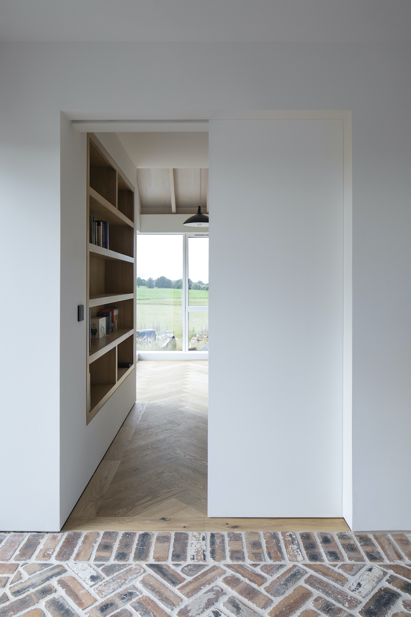 Architekti sa pohrali aj s tým, ako budú vyzerať dvere do jednotlivých miestností.