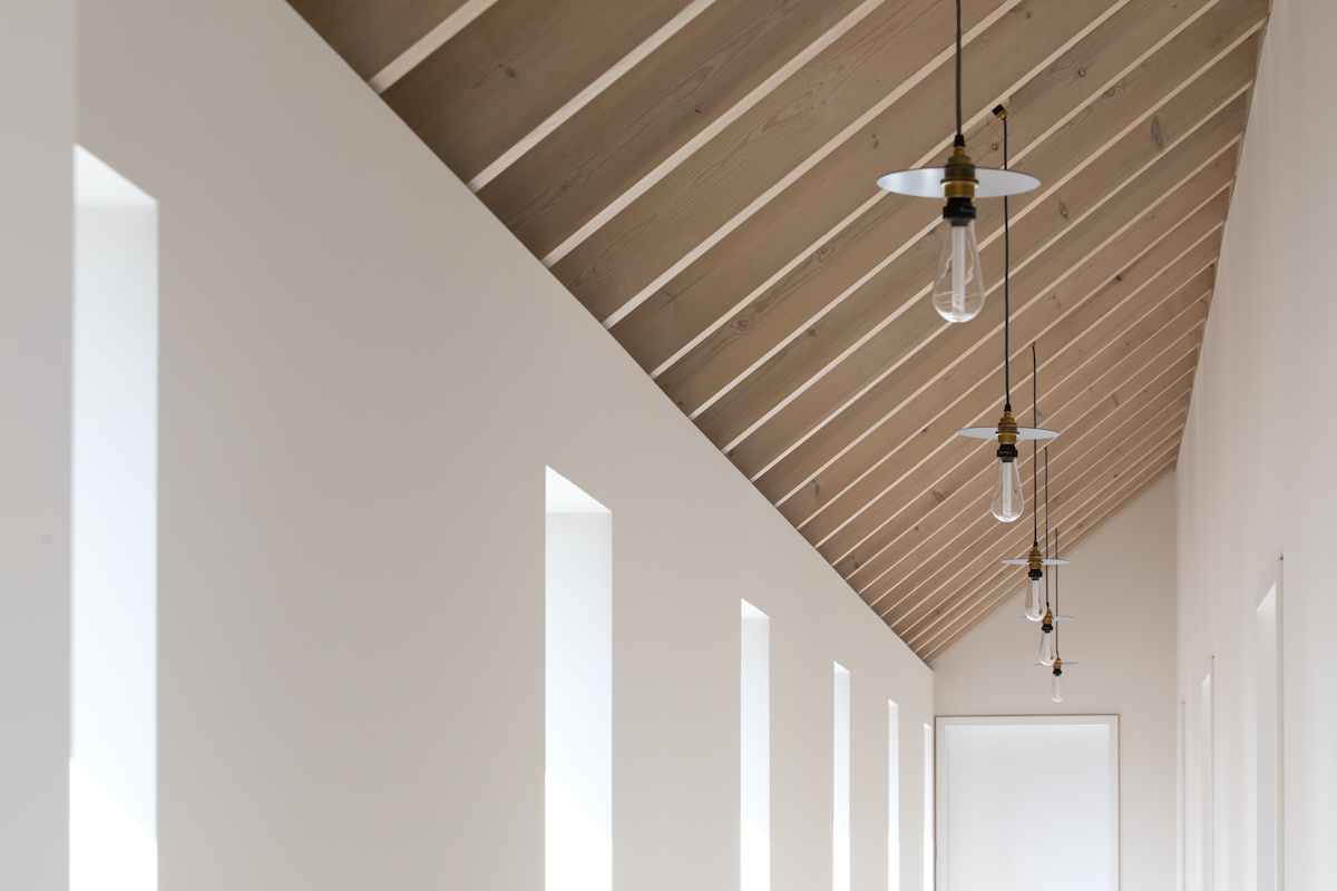 Architekti priestor doplnili efektnými svietidlami. 