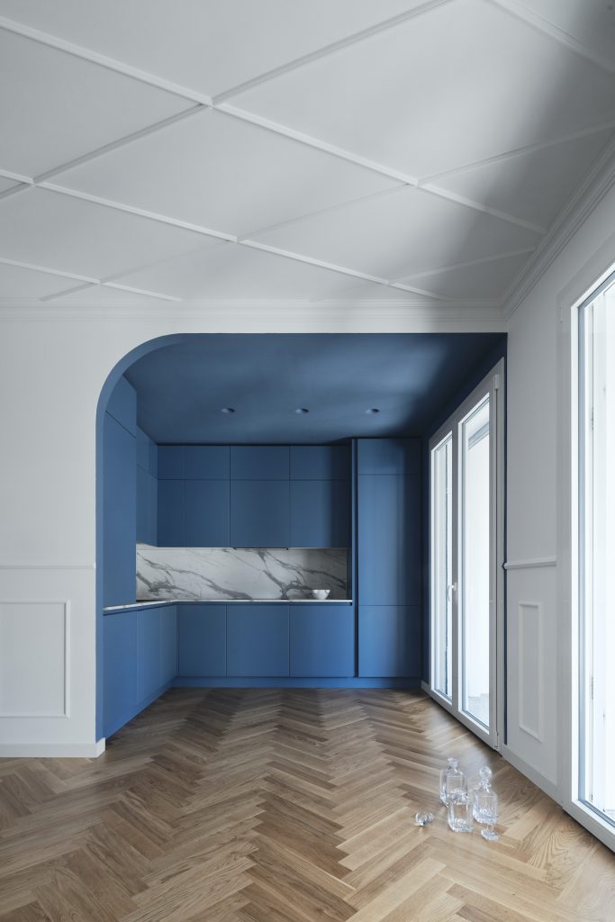 Byt s modrobielym interiérom a oblúkmi