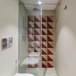 Malý sprchovací kút s geometrickými obkladačkami