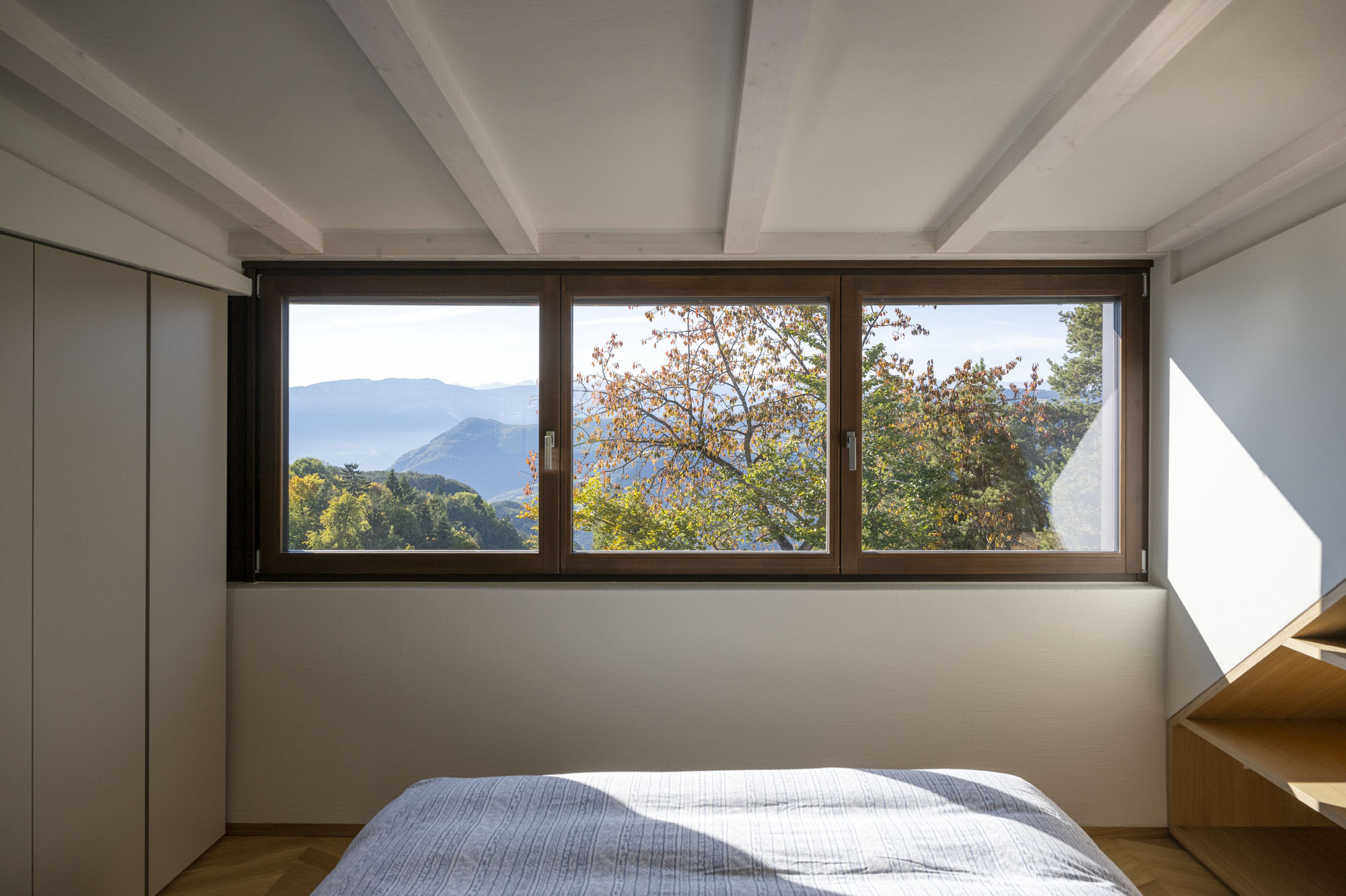 Na treťom poschodí je samostatný apartmán so spálňou kuchyňou a obývačkou, s prístupom po vonkajšom schodisku.