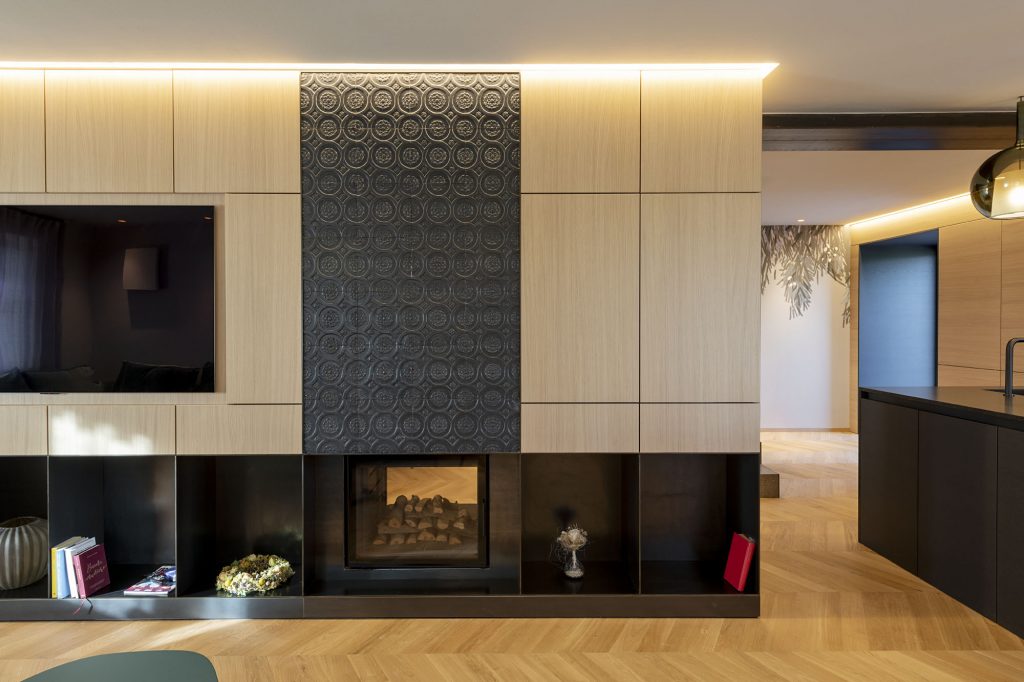 Moderný dizajnový interiér rodinnej tirolskej chaty