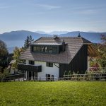 Tirolská chata s moderným prevedením a drevenými lamelami a monumentálnou strechou